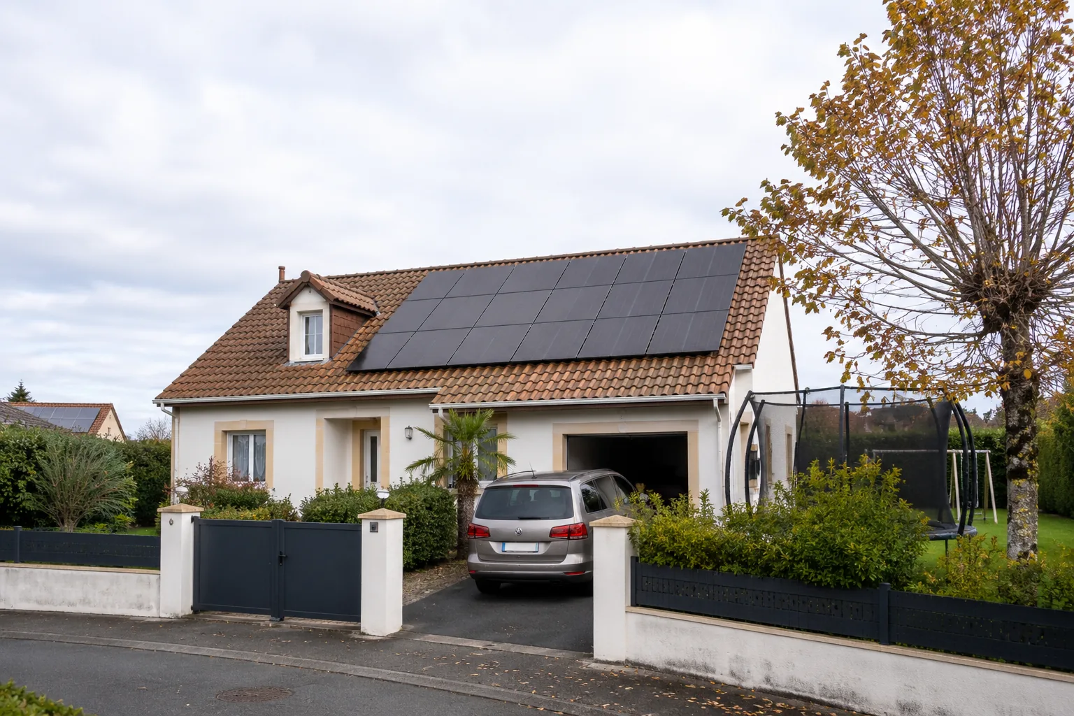 Maison T6 à Lons (64140) avec 14 panneaux solaires noirs sur toiture tuile terracotta